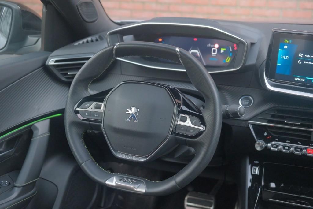 Peugeot e-2008 EV 50 kWh 136pk GT Pack | Navi | App Connect | Climate | Adaptive Cruise | Panoramadak | Keyless | Camera | Stoelverwarming afbeelding 11