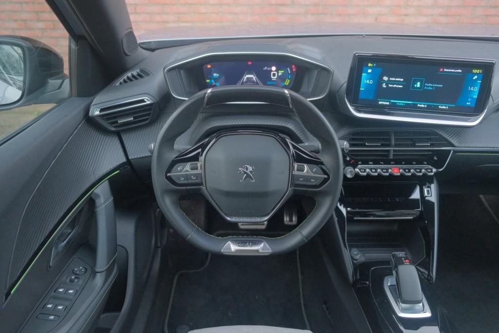 Peugeot e-2008 EV 50 kWh 136pk GT Pack | Navi | App Connect | Climate | Adaptive Cruise | Panoramadak | Keyless | Camera | Stoelverwarming afbeelding 13