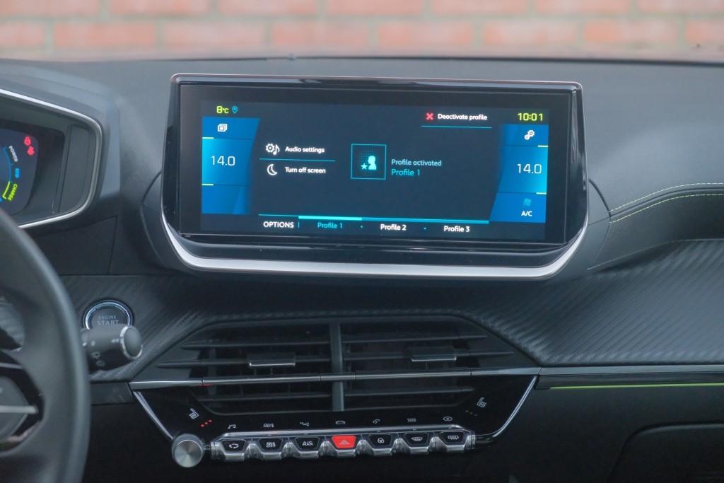 Peugeot e-2008 EV 50 kWh 136pk GT Pack | Navi | App Connect | Climate | Adaptive Cruise | Panoramadak | Keyless | Camera | Stoelverwarming afbeelding 14