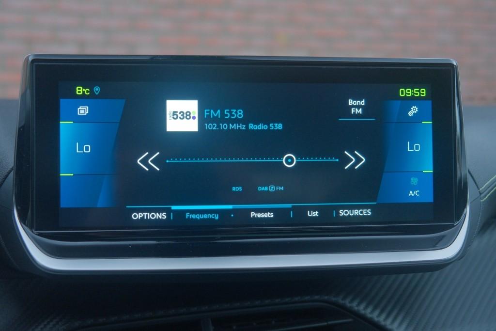 Peugeot e-2008 EV 50 kWh 136pk GT Pack | Navi | App Connect | Climate | Adaptive Cruise | Panoramadak | Keyless | Camera | Stoelverwarming afbeelding 15