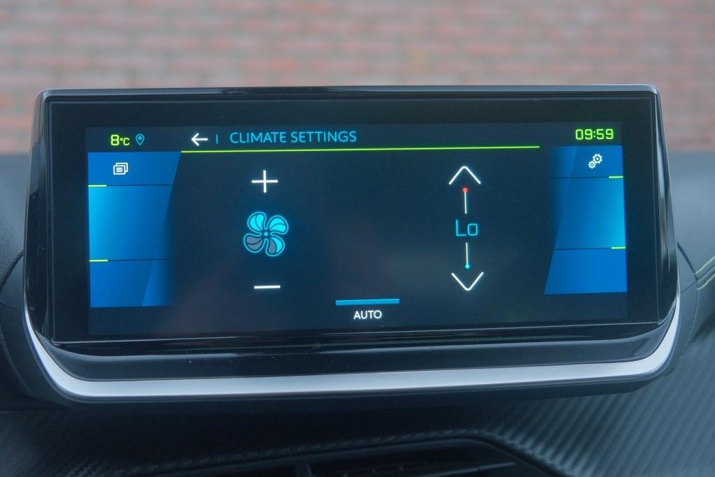 Peugeot e-2008 EV 50 kWh 136pk GT Pack | Navi | App Connect | Climate | Adaptive Cruise | Panoramadak | Keyless | Camera | Stoelverwarming afbeelding 18