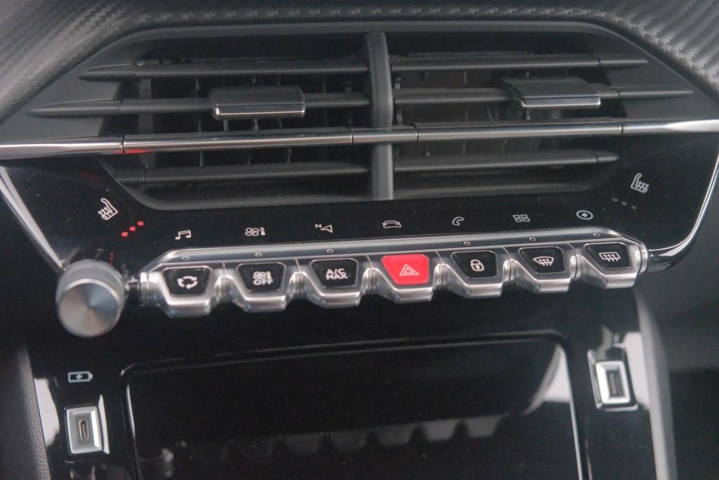 Peugeot e-2008 EV 50 kWh 136pk GT Pack | Navi | App Connect | Climate | Adaptive Cruise | Panoramadak | Keyless | Camera | Stoelverwarming afbeelding 19