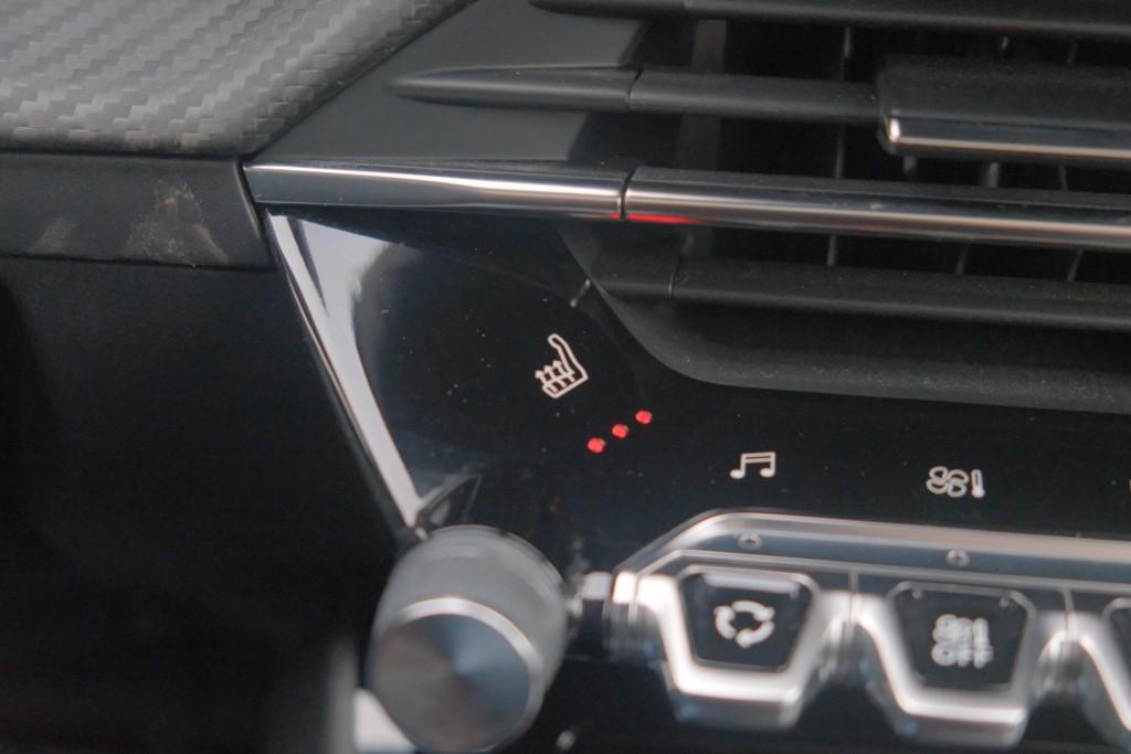 Peugeot e-2008 EV 50 kWh 136pk GT Pack | Navi | App Connect | Climate | Adaptive Cruise | Panoramadak | Keyless | Camera | Stoelverwarming afbeelding 20