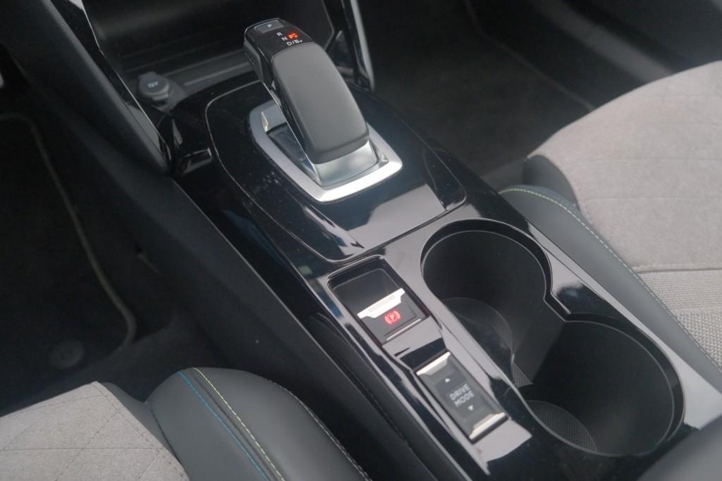 Peugeot e-2008 EV 50 kWh 136pk GT Pack | Navi | App Connect | Climate | Adaptive Cruise | Panoramadak | Keyless | Camera | Stoelverwarming afbeelding 21