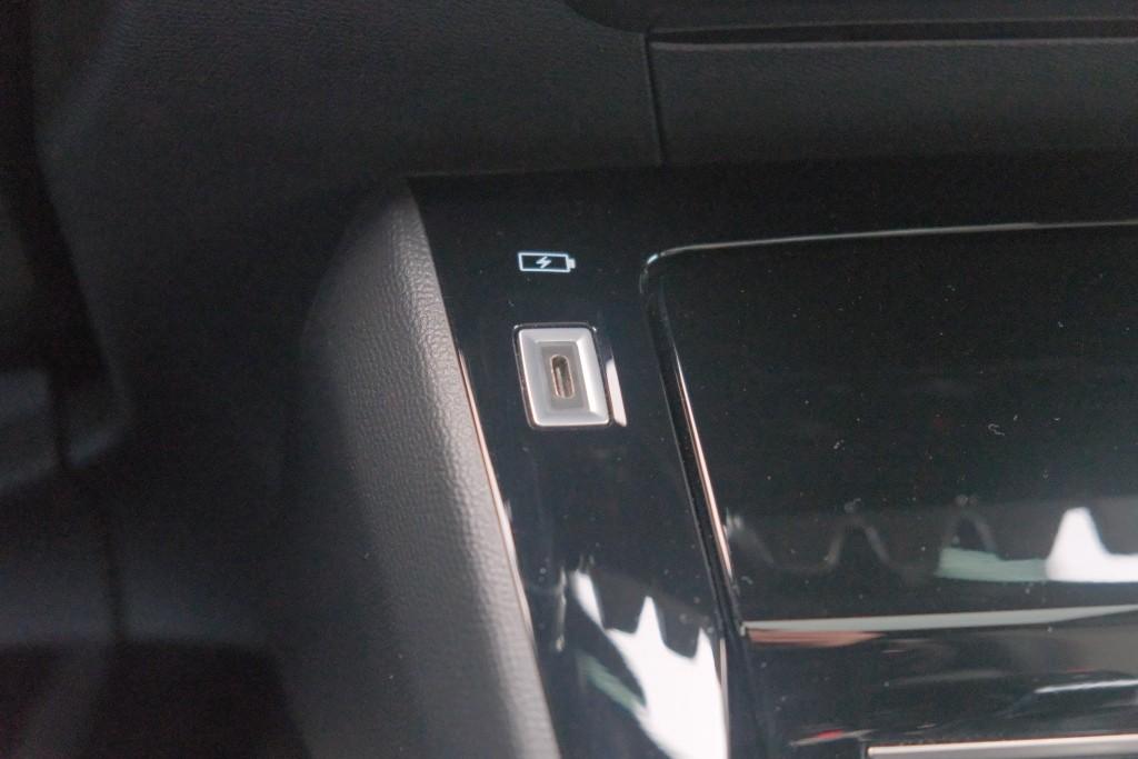 Peugeot e-2008 EV 50 kWh 136pk GT Pack | Navi | App Connect | Climate | Adaptive Cruise | Panoramadak | Keyless | Camera | Stoelverwarming afbeelding 22