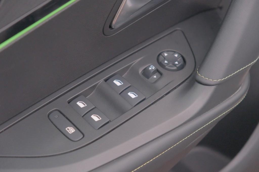 Peugeot e-2008 EV 50 kWh 136pk GT Pack | Navi | App Connect | Climate | Adaptive Cruise | Panoramadak | Keyless | Camera | Stoelverwarming afbeelding 23