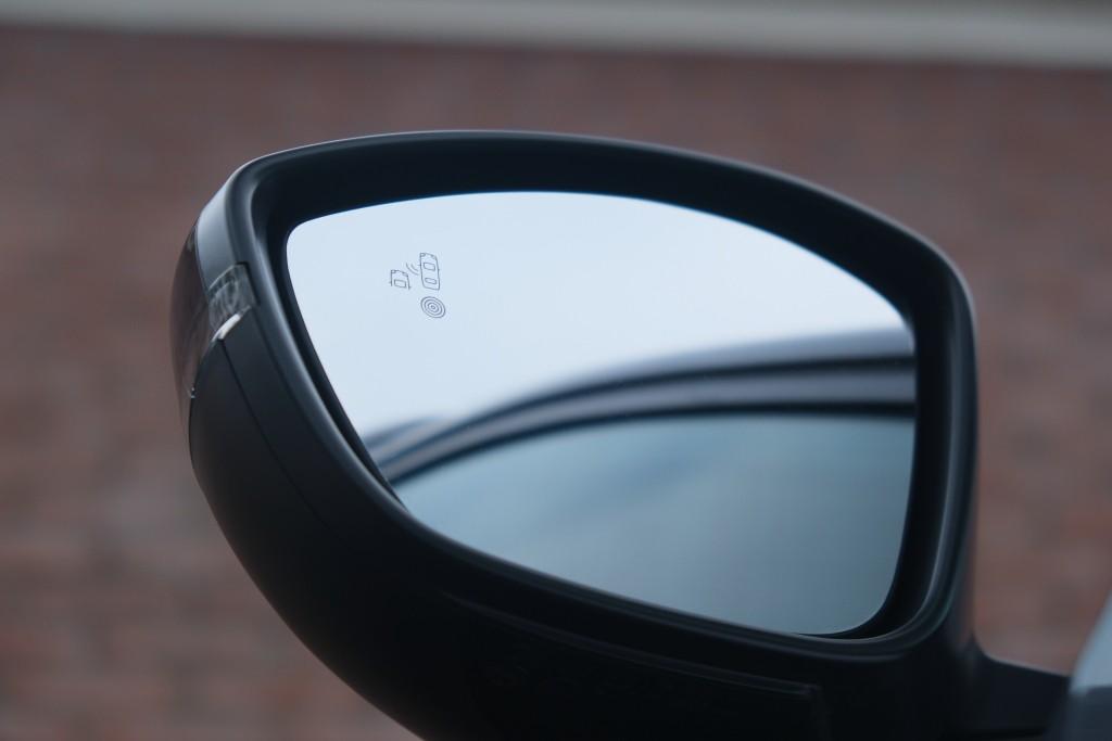 Peugeot e-2008 EV 50 kWh 136pk GT Pack | Navi | App Connect | Climate | Adaptive Cruise | Panoramadak | Keyless | Camera | Stoelverwarming afbeelding 25