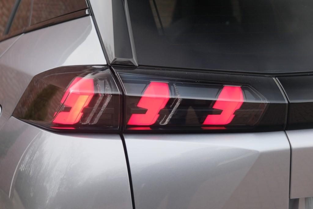 Peugeot e-2008 EV 50 kWh 136pk GT Pack | Navi | App Connect | Climate | Adaptive Cruise | Panoramadak | Keyless | Camera | Stoelverwarming afbeelding 28