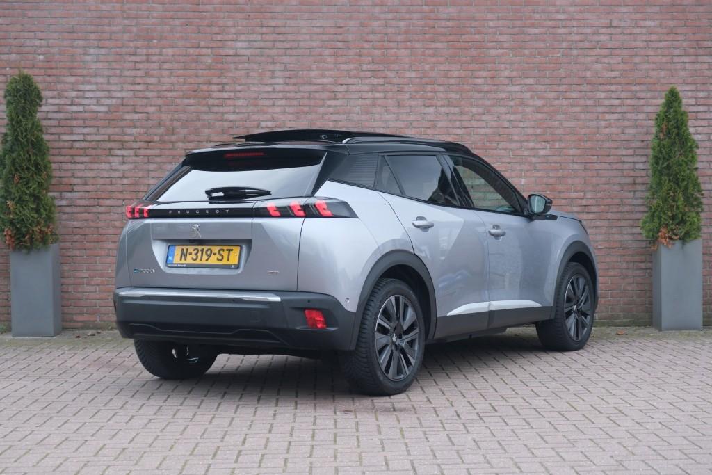 Peugeot e-2008 EV 50 kWh 136pk GT Pack | Navi | App Connect | Climate | Adaptive Cruise | Panoramadak | Keyless | Camera | Stoelverwarming afbeelding 29