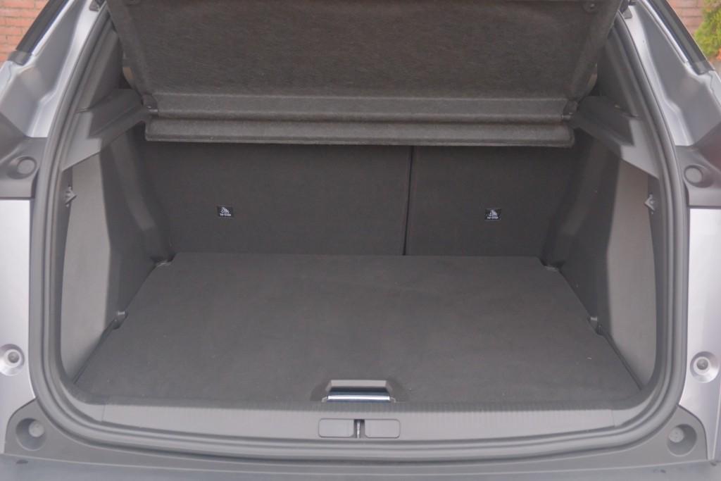 Peugeot e-2008 EV 50 kWh 136pk GT Pack | Navi | App Connect | Climate | Adaptive Cruise | Panoramadak | Keyless | Camera | Stoelverwarming afbeelding 30