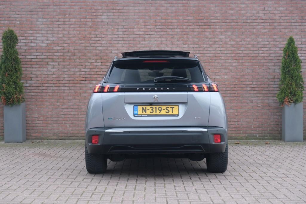 Peugeot e-2008 EV 50 kWh 136pk GT Pack | Navi | App Connect | Climate | Adaptive Cruise | Panoramadak | Keyless | Camera | Stoelverwarming afbeelding 31