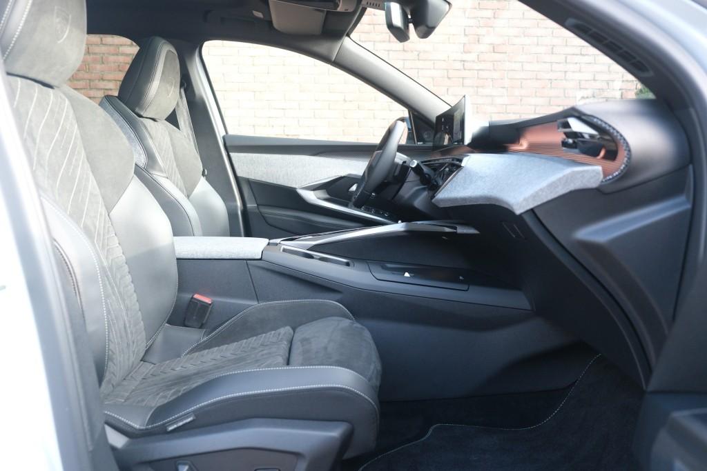 Peugeot 3008 1.2 Hybrid 145pk e-DCS6 GT | Navi | App Connect | Panoramadak | Focal Audio | Alcantara | Camera | Elektrische Achterklep | Winter Pakket afbeelding 4