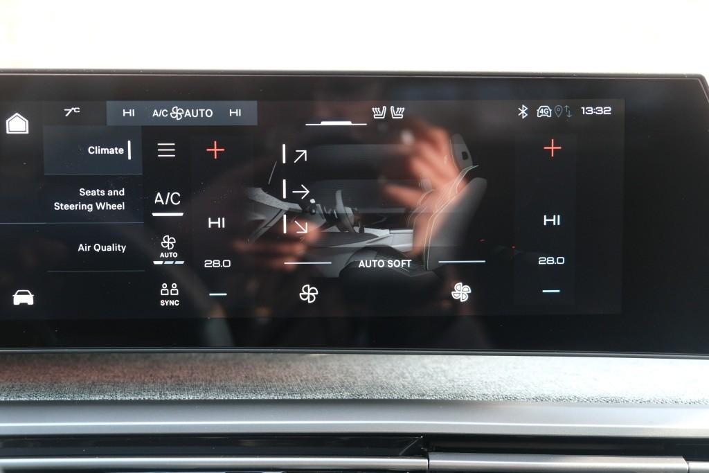 Peugeot 3008 1.2 Hybrid 145pk e-DCS6 GT | Navi | App Connect | Panoramadak | Focal Audio | Alcantara | Camera | Elektrische Achterklep | Winter Pakket afbeelding 22
