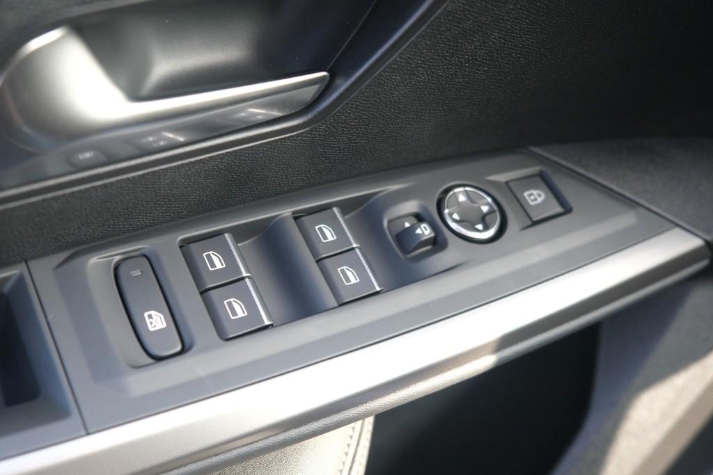 Peugeot 3008 1.2 Hybrid 145pk e-DCS6 GT | Navi | App Connect | Panoramadak | Focal Audio | Alcantara | Camera | Elektrische Achterklep | Winter Pakket afbeelding 28