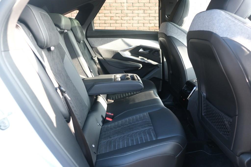 Peugeot 3008 1.2 Hybrid 145pk e-DCS6 GT | Navi | App Connect | Panoramadak | Focal Audio | Alcantara | Camera | Elektrische Achterklep | Winter Pakket afbeelding 3