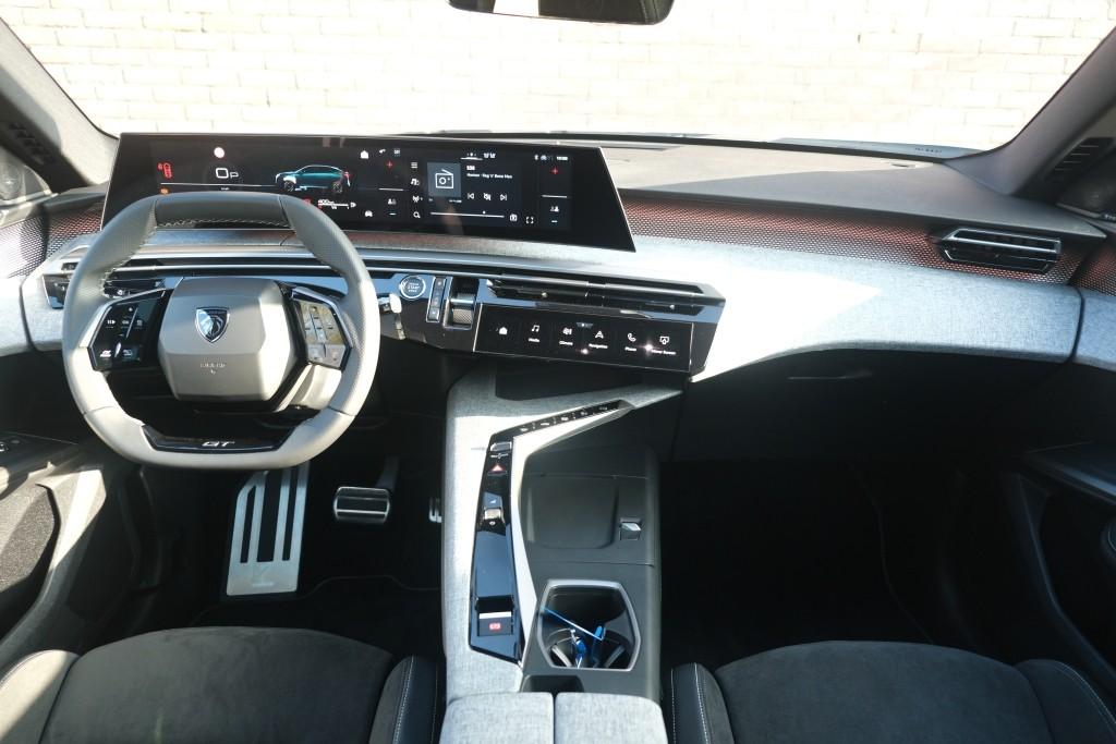 Peugeot 3008 1.2 Hybrid 145pk e-DCS6 GT | Navi | App Connect | Panoramadak | Focal Audio | Alcantara | Camera | Elektrische Achterklep | Winter Pakket afbeelding 6