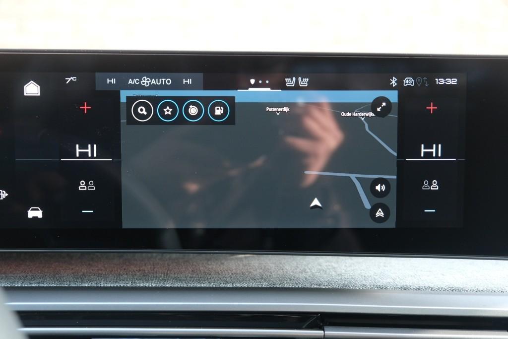 Peugeot 3008 1.2 Hybrid 145pk e-DCS6 GT | Navi | App Connect | Panoramadak | Focal Audio | Alcantara | Camera | Elektrische Achterklep | Winter Pakket afbeelding 17