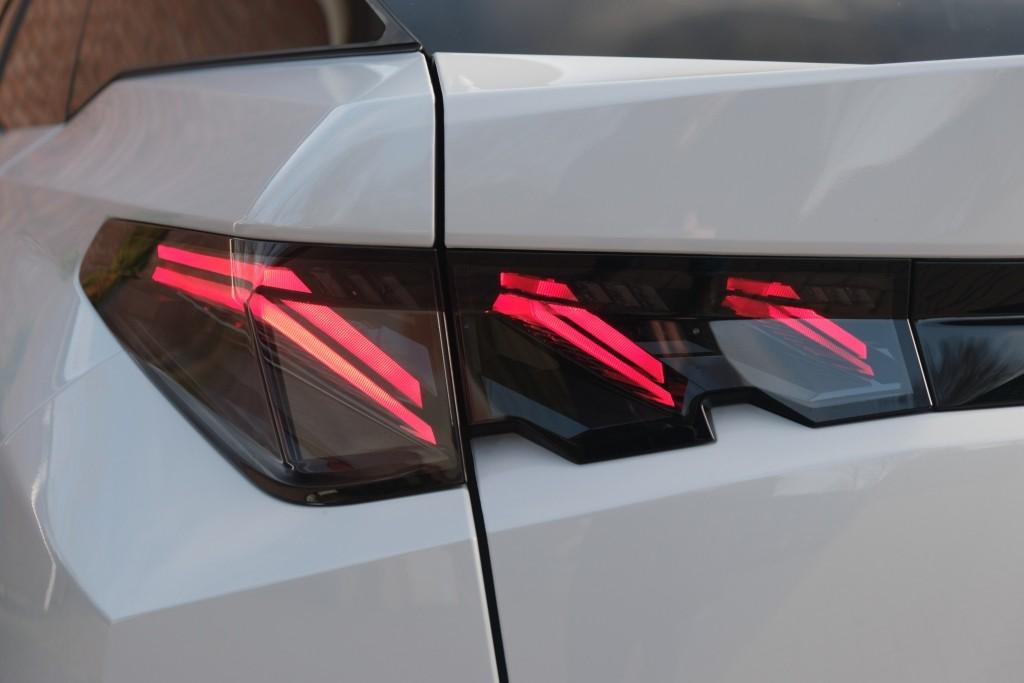 Peugeot 3008 1.2 Hybrid 145pk e-DCS6 GT | Navi | App Connect | Adaptive Cruise | Camera | Panoramadak | FOCAL® Audio | Elektrische Achterklep | Winter Pakket afbeelding 32