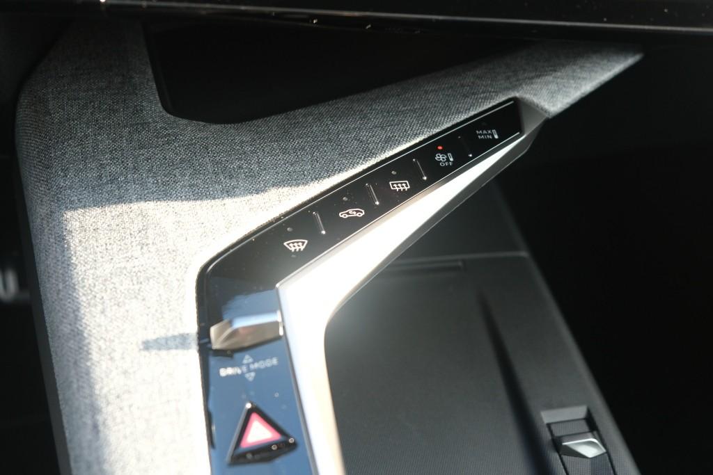 Peugeot 3008 1.2 Hybrid 145pk e-DCS6 GT | Navi | App Connect | Adaptive Cruise | Camera | Panoramadak | FOCAL® Audio | Elektrische Achterklep | Winter Pakket afbeelding 26