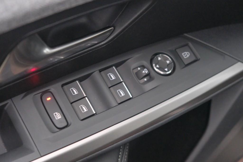 Peugeot 3008 1.2 Hybrid 145pk e-DCS6 GT | Navi | App Connect | Adaptive Cruise | Camera | Panoramadak | FOCAL® Audio | Elektrische Achterklep | Winter Pakket afbeelding 29