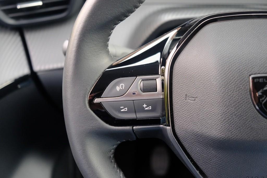 Peugeot 208 1.2 PureTech 100pk Allure | Navi | App Connect | Climate | Adaptive Cruise | Camera | Blind Spot | PDC afbeelding 8