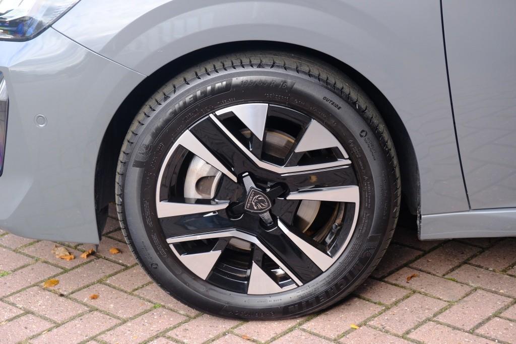 Peugeot 208 1.2 PureTech 100pk Allure | Navi | App Connect | Climate | Adaptive Cruise | Camera | Blind Spot | PDC afbeelding 24
