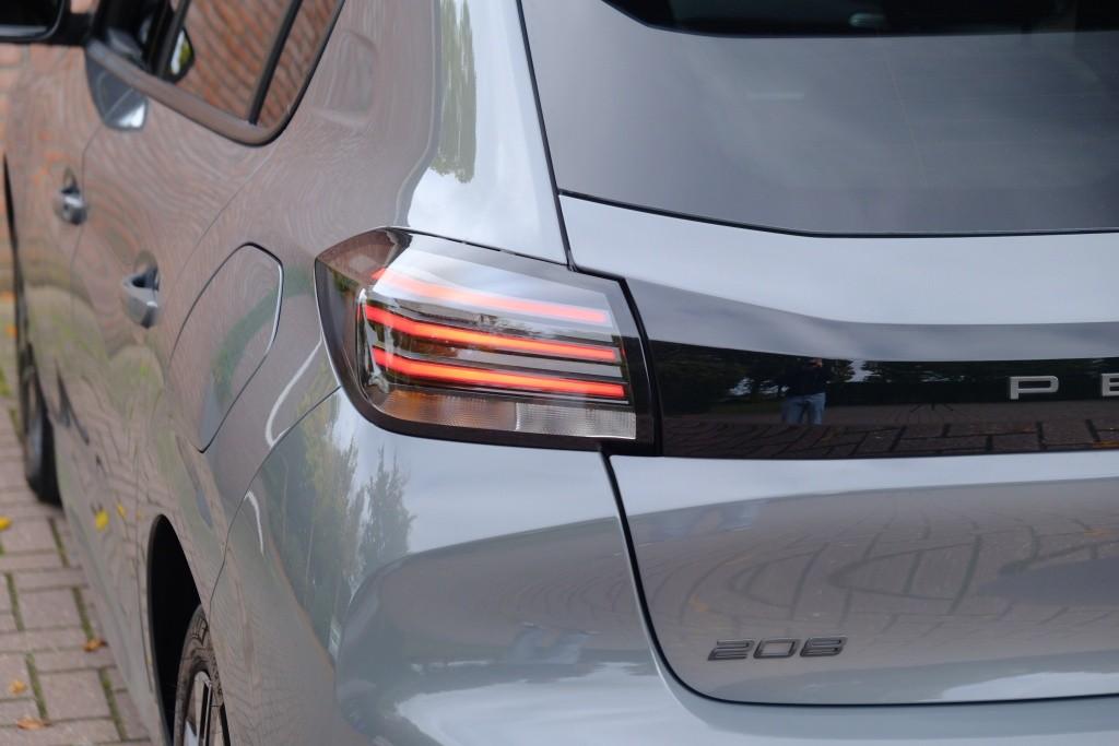 Peugeot 208 1.2 PureTech 100pk Allure | Navi | App Connect | Climate | Adaptive Cruise | Camera | Blind Spot | PDC afbeelding 25