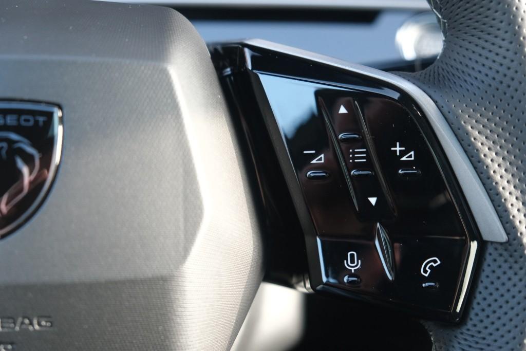 Peugeot 3008 1.2 Hybrid 145pk e-DCS6 GT | Navi | App Connect | Panoramadak | Focal Audio | Alcantara | Camera | Elektrische Achterklep | Winter Pakket afbeelding 9