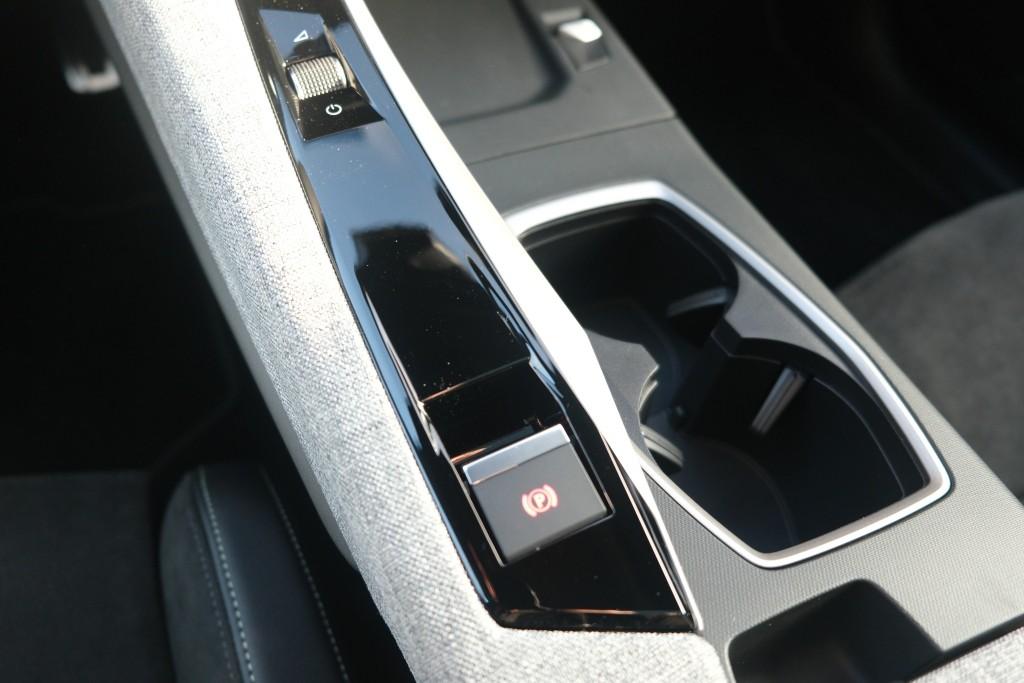 Peugeot 3008 1.2 Hybrid 145pk e-DCS6 GT | Navi | App Connect | Panoramadak | Focal Audio | Alcantara | Camera | Elektrische Achterklep | Winter Pakket afbeelding 24