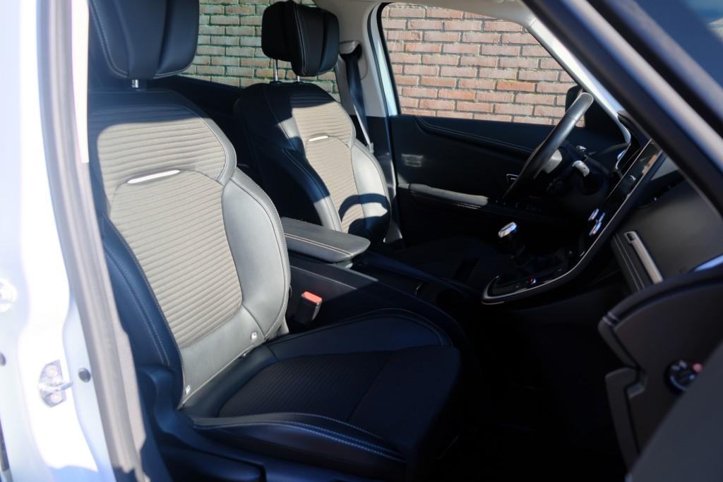 Renault Scénic 1.2 TCe 130pk Bose | Navi | Climate | Cruise | Keyless | PDC | Trekhaak afbeelding 6