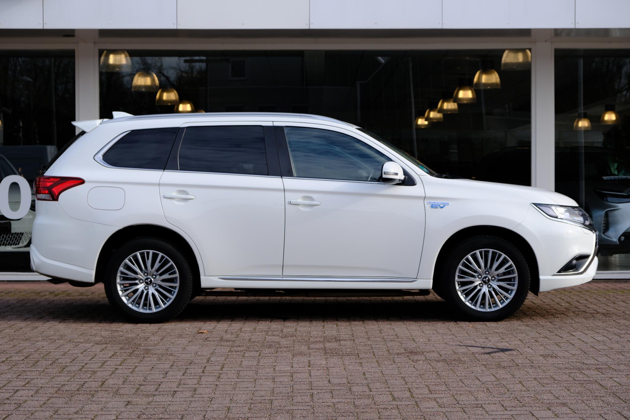 Mitsubishi Outlander 2.4 PHEV 224pk Aut. 4WD Intens | Navi | Climate | Camera | Keyless | Alcantara | Blind Spot afbeelding 4