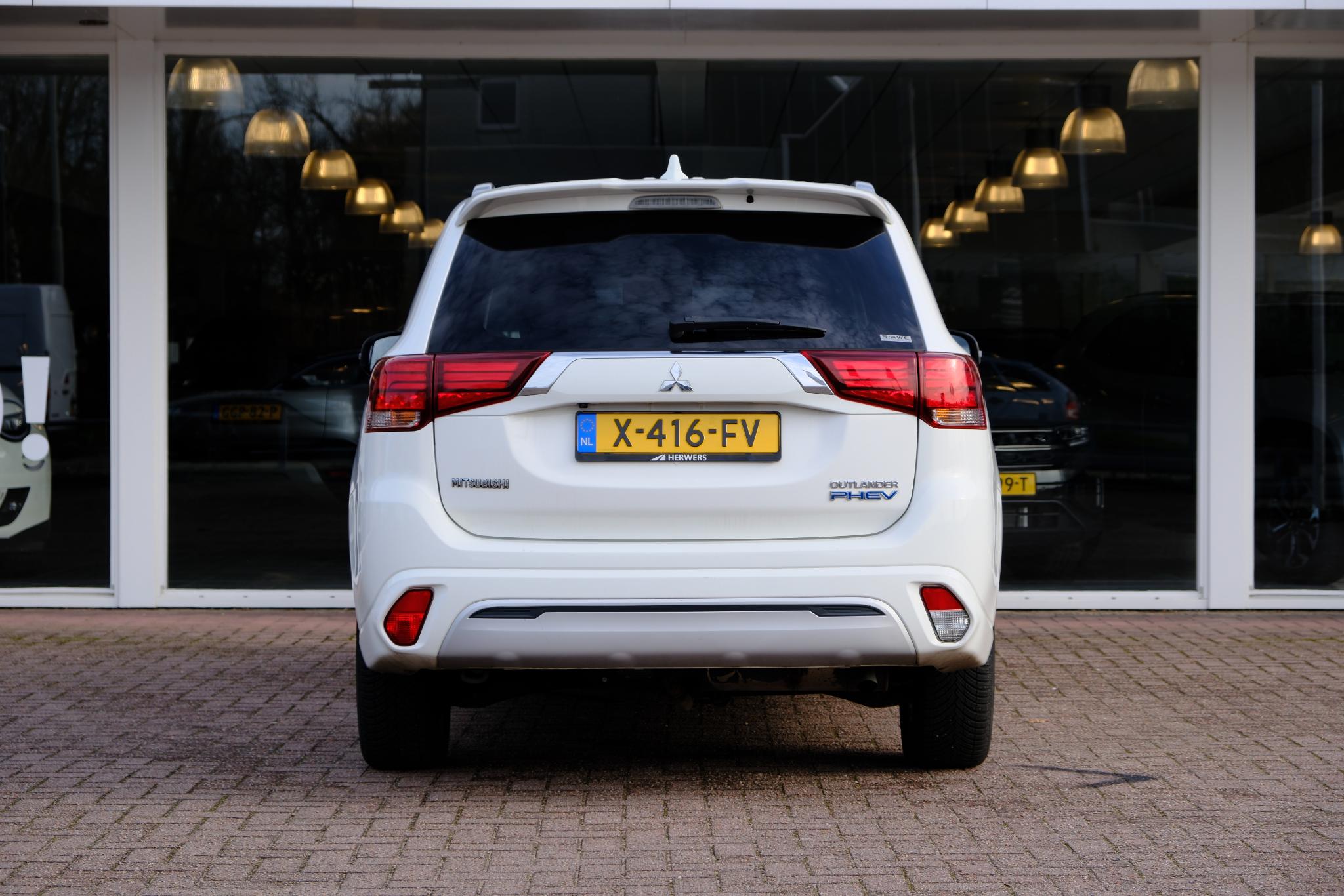 Mitsubishi Outlander 2.4 PHEV 224pk Aut. 4WD Intens | Navi | Climate | Camera | Keyless | Alcantara | Blind Spot afbeelding 5