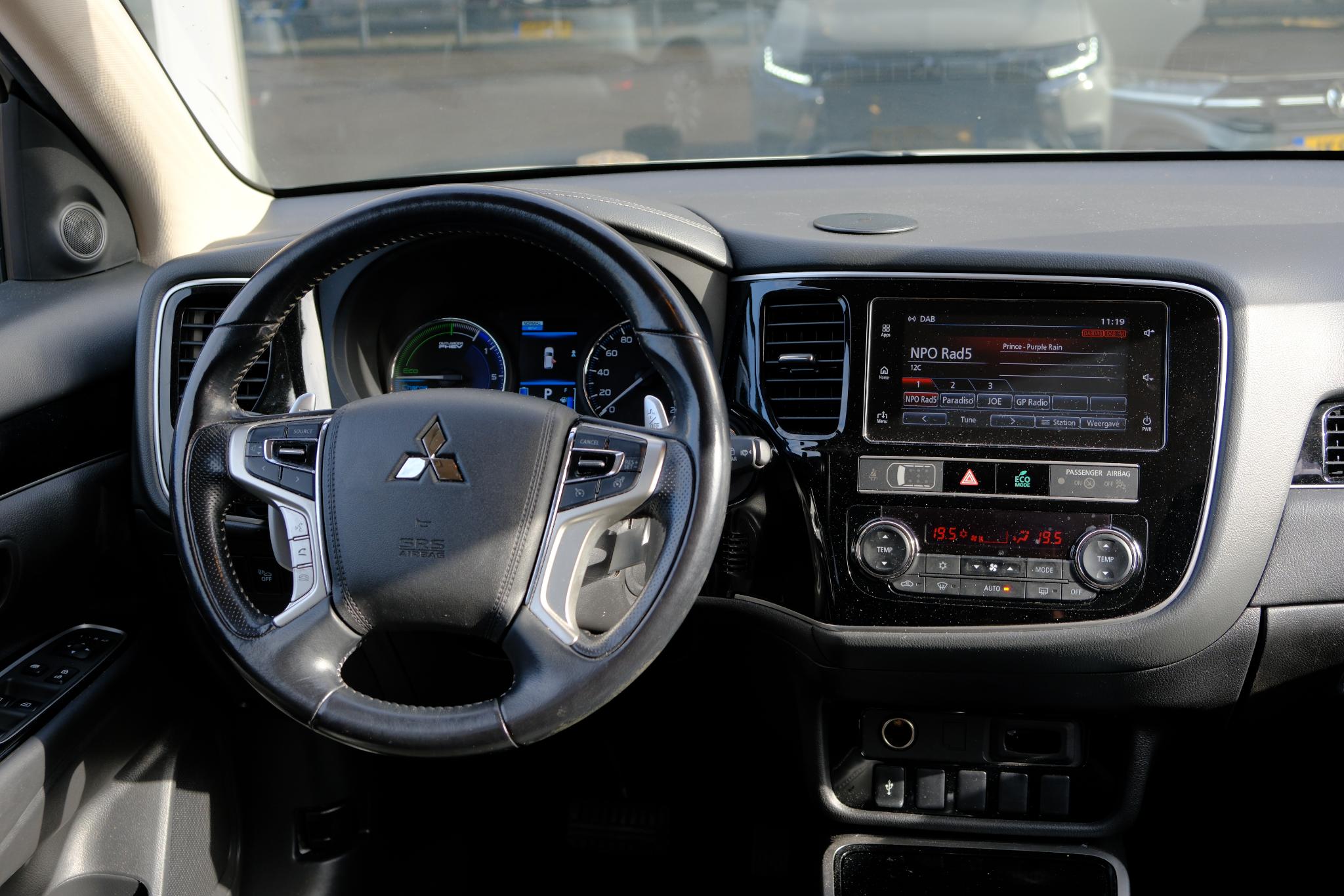 Mitsubishi Outlander 2.4 PHEV 224pk Aut. 4WD Intens | Navi | Climate | Camera | Keyless | Alcantara | Blind Spot afbeelding 7