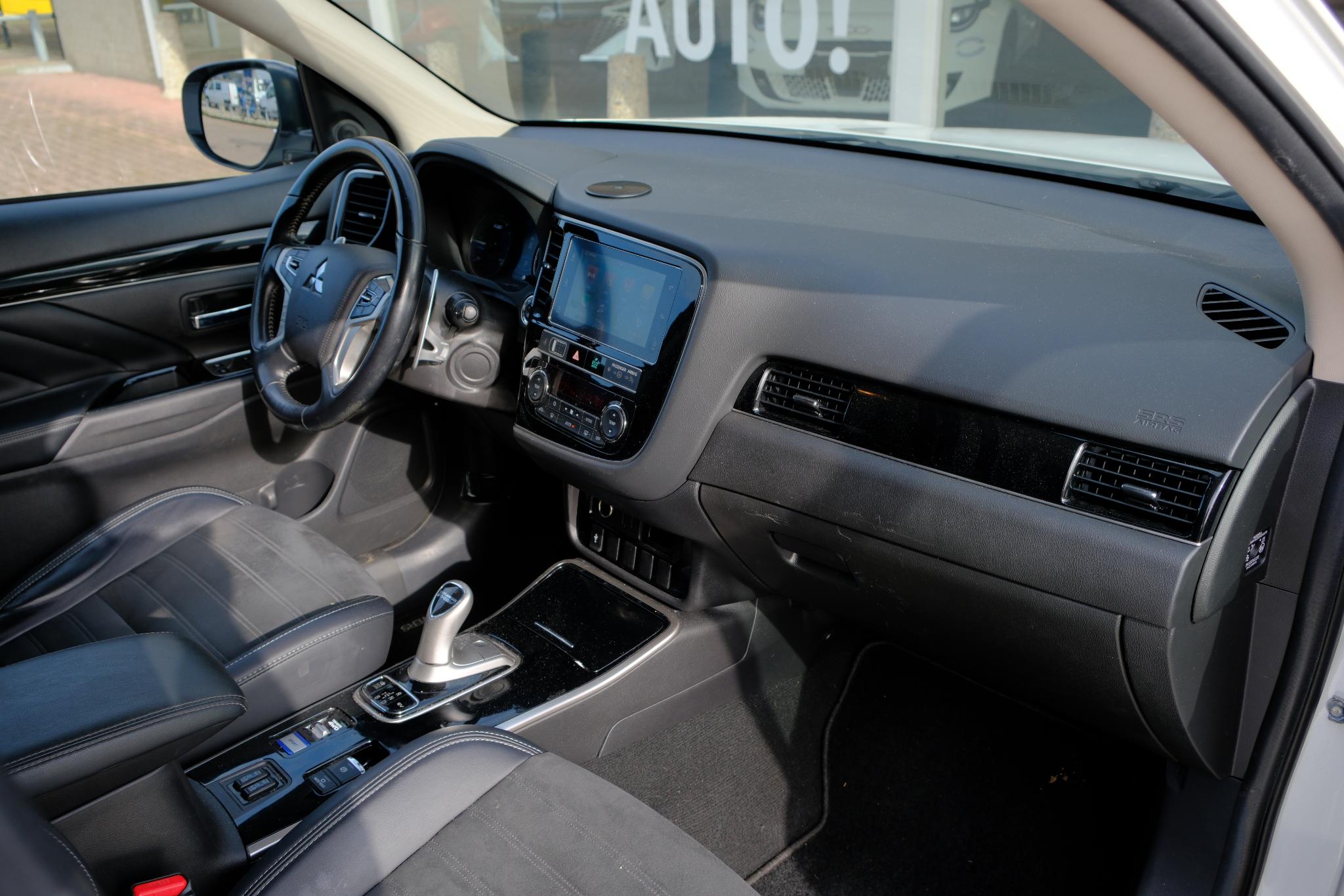 Mitsubishi Outlander 2.4 PHEV 224pk Aut. 4WD Intens | Navi | Climate | Camera | Keyless | Alcantara | Blind Spot afbeelding 8