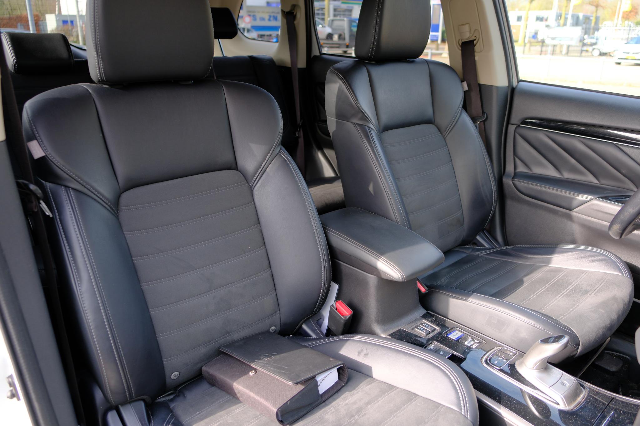 Mitsubishi Outlander 2.4 PHEV 224pk Aut. 4WD Intens | Navi | Climate | Camera | Keyless | Alcantara | Blind Spot afbeelding 9