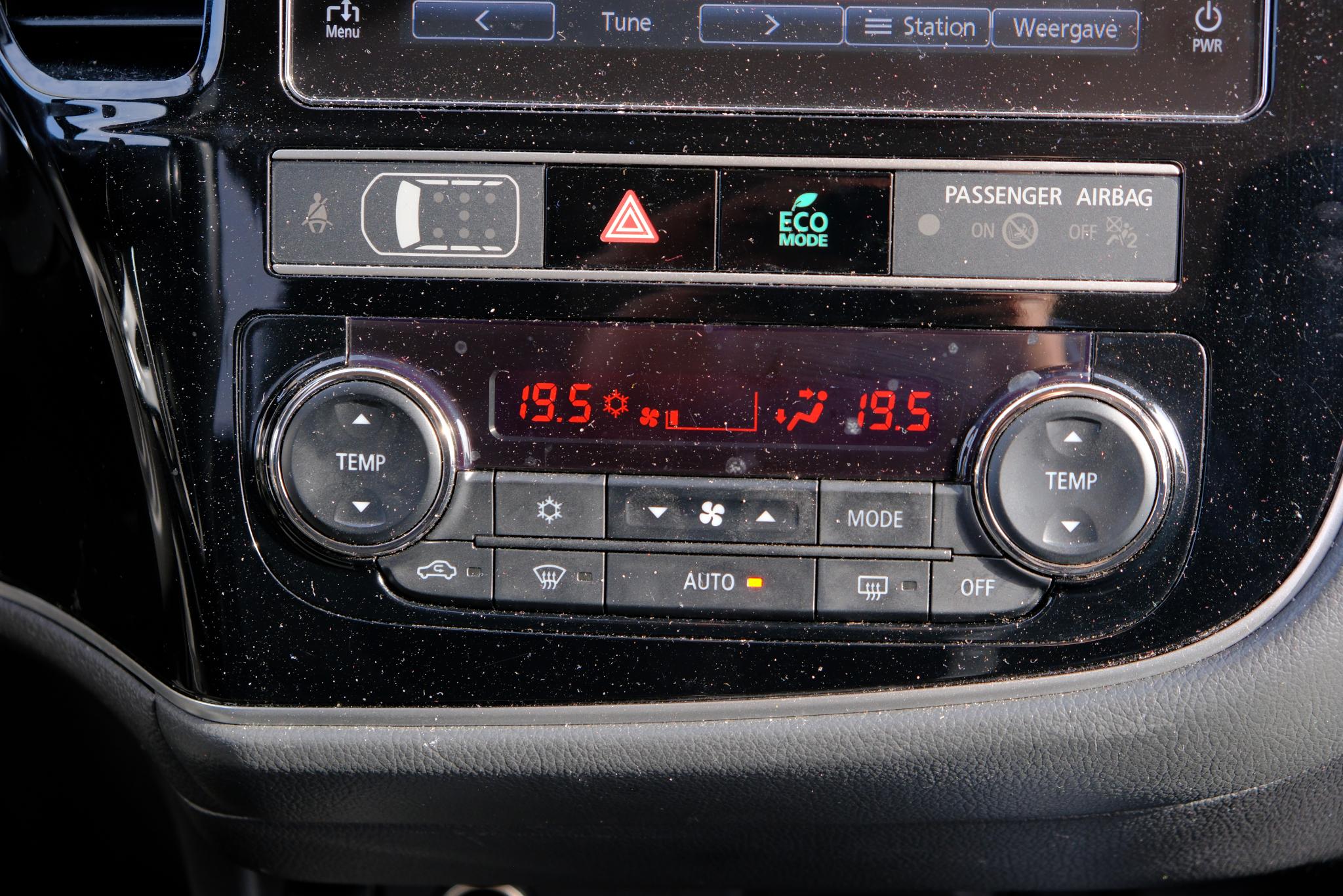 Mitsubishi Outlander 2.4 PHEV 224pk Aut. 4WD Intens | Navi | Climate | Camera | Keyless | Alcantara | Blind Spot afbeelding 11