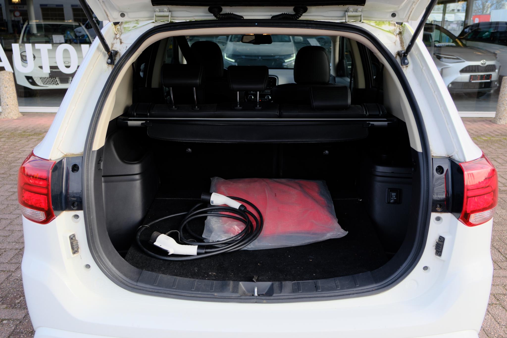 Mitsubishi Outlander 2.4 PHEV 224pk Aut. 4WD Intens | Navi | Climate | Camera | Keyless | Alcantara | Blind Spot afbeelding 23