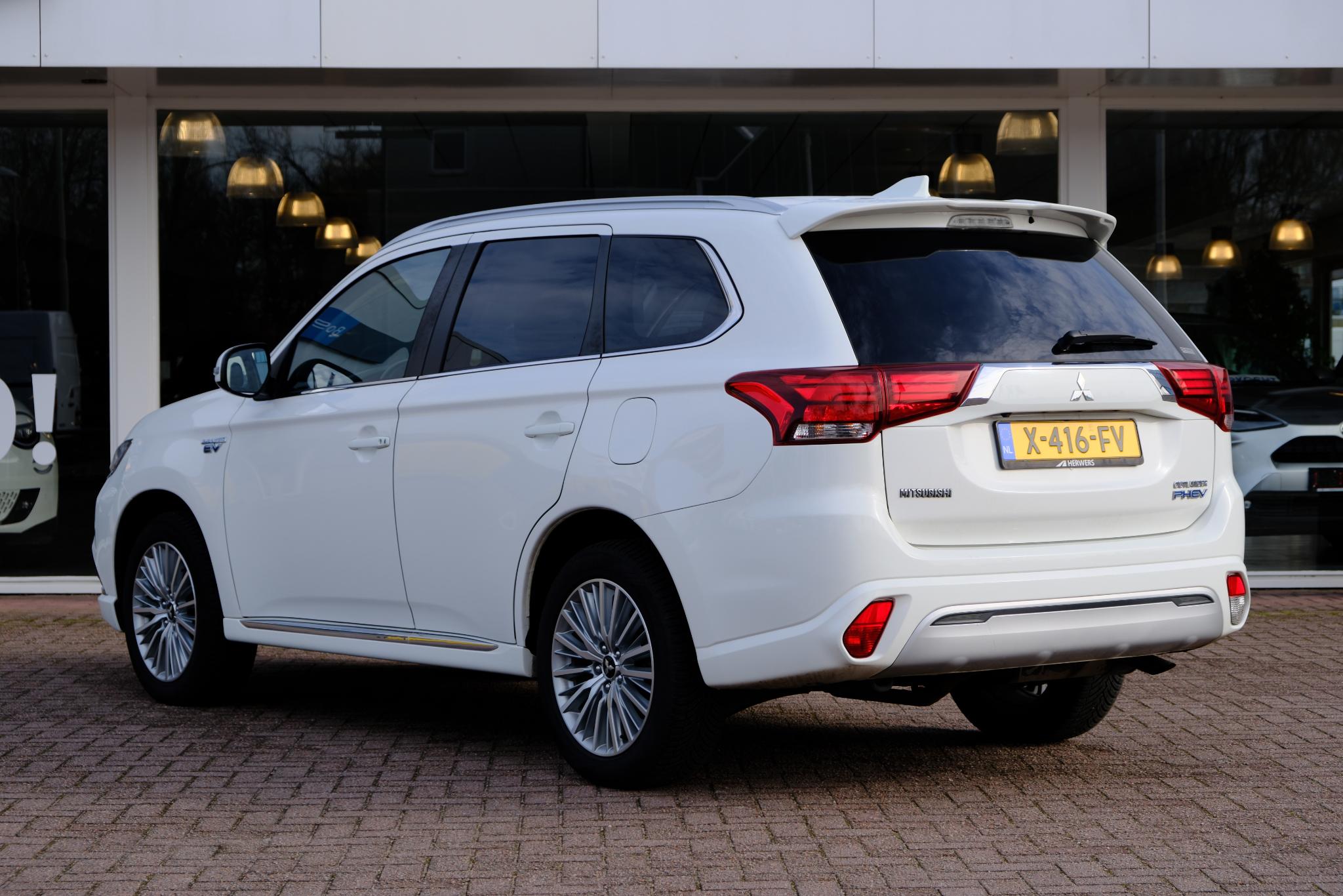 Mitsubishi Outlander 2.4 PHEV 224pk Aut. 4WD Intens | Navi | Climate | Camera | Keyless | Alcantara | Blind Spot afbeelding 24