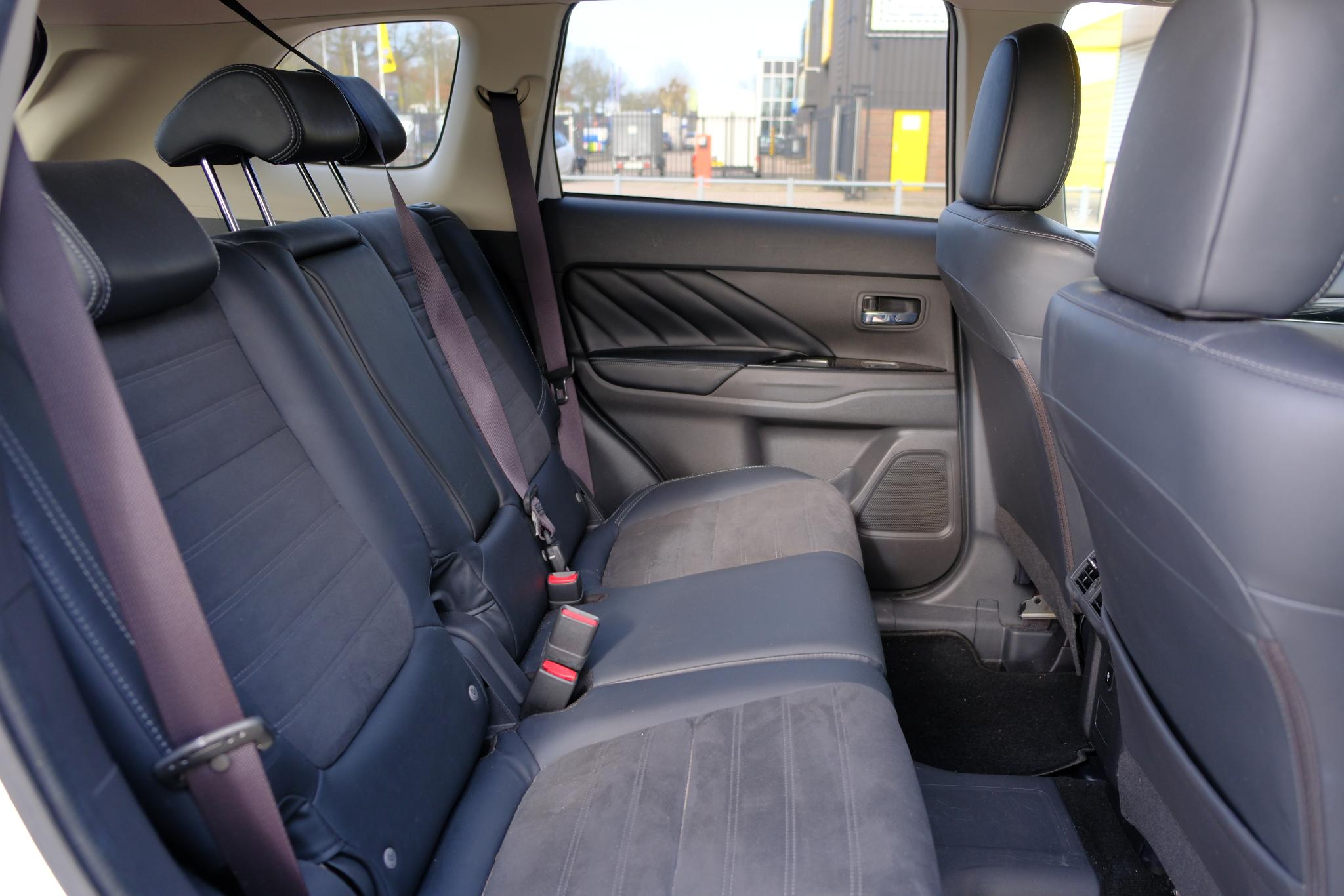 Mitsubishi Outlander 2.4 PHEV 224pk Aut. 4WD Intens | Navi | Climate | Camera | Keyless | Alcantara | Blind Spot afbeelding 10