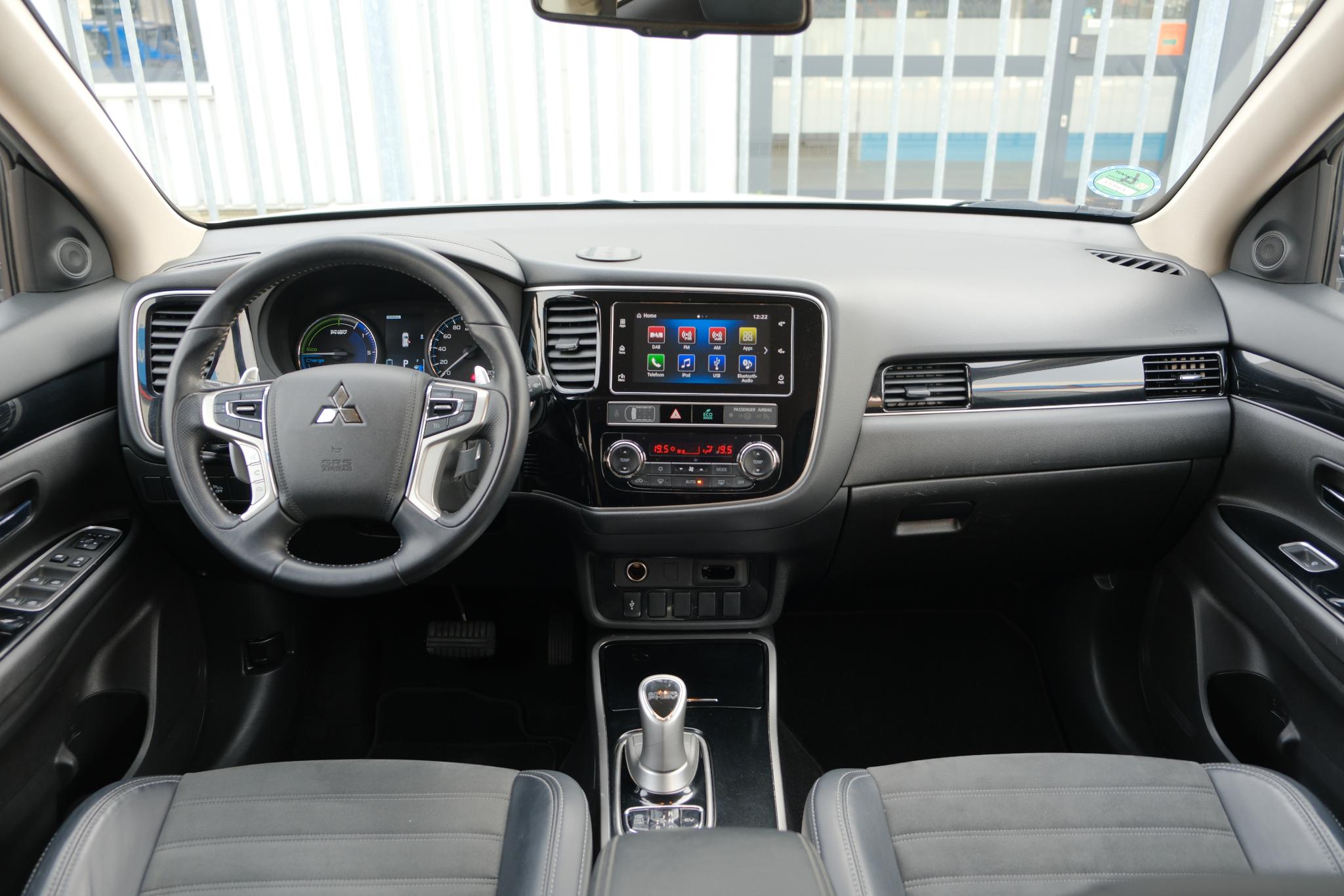 Mitsubishi Outlander 2.4 PHEV 224pk Aut. 4WD Intens | Navi | Climate | Camera | Keyless | Alcantara | Blind Spot afbeelding 2