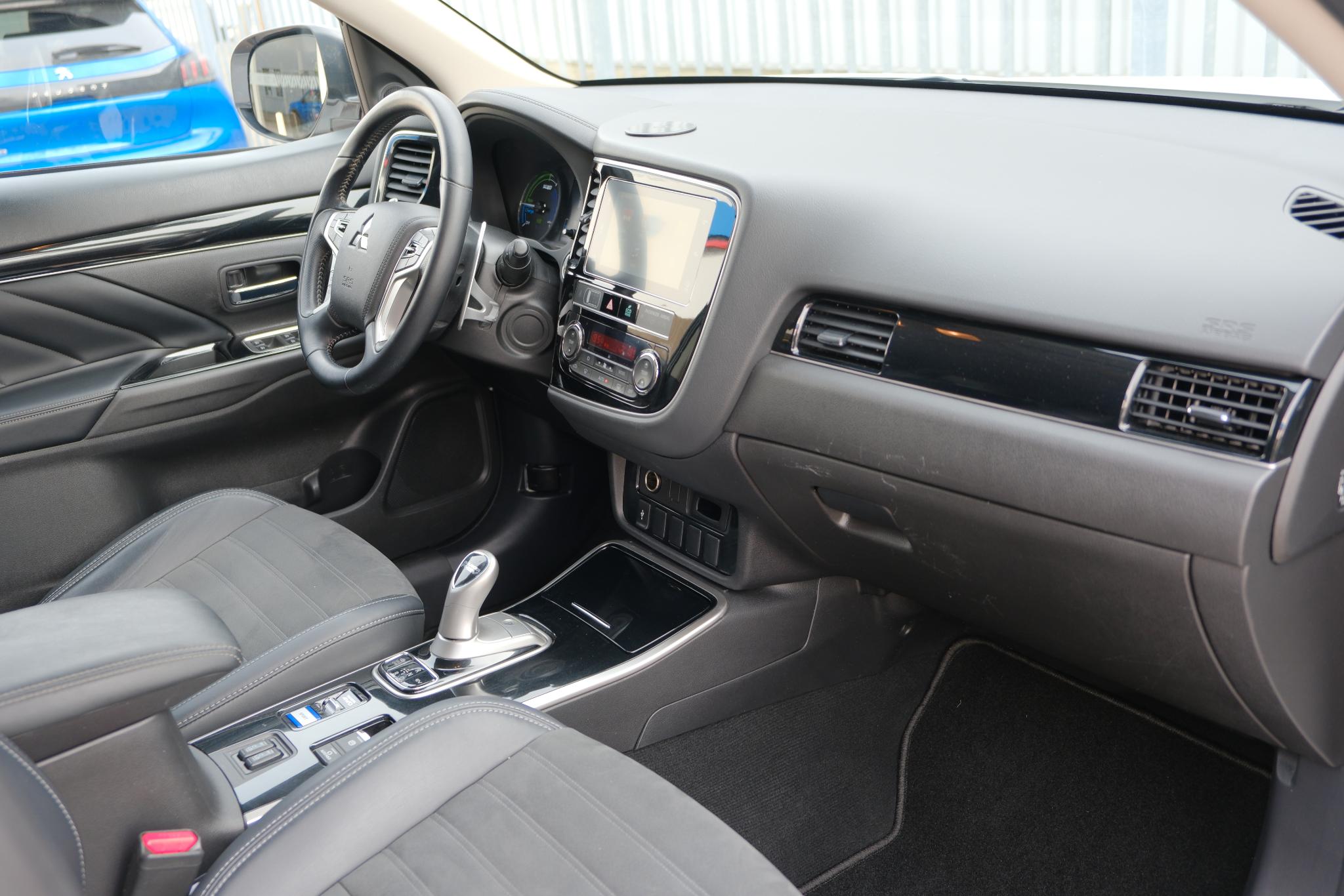 Mitsubishi Outlander 2.4 PHEV 224pk Aut. 4WD Intens | Navi | Climate | Camera | Keyless | Alcantara | Blind Spot afbeelding 9