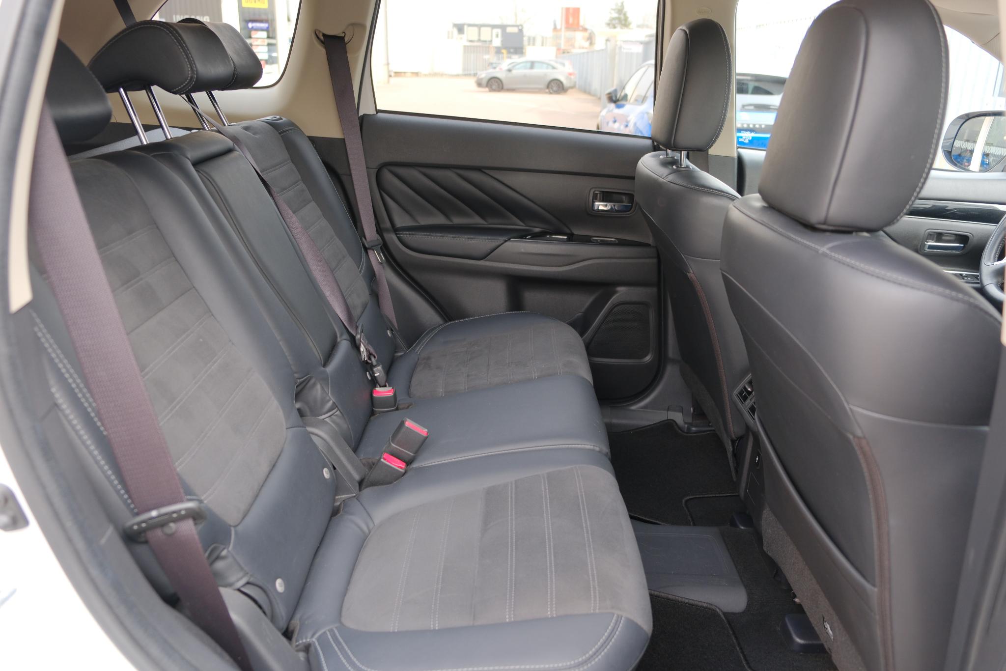 Mitsubishi Outlander 2.4 PHEV 224pk Aut. 4WD Intens | Navi | Climate | Camera | Keyless | Alcantara | Blind Spot afbeelding 10