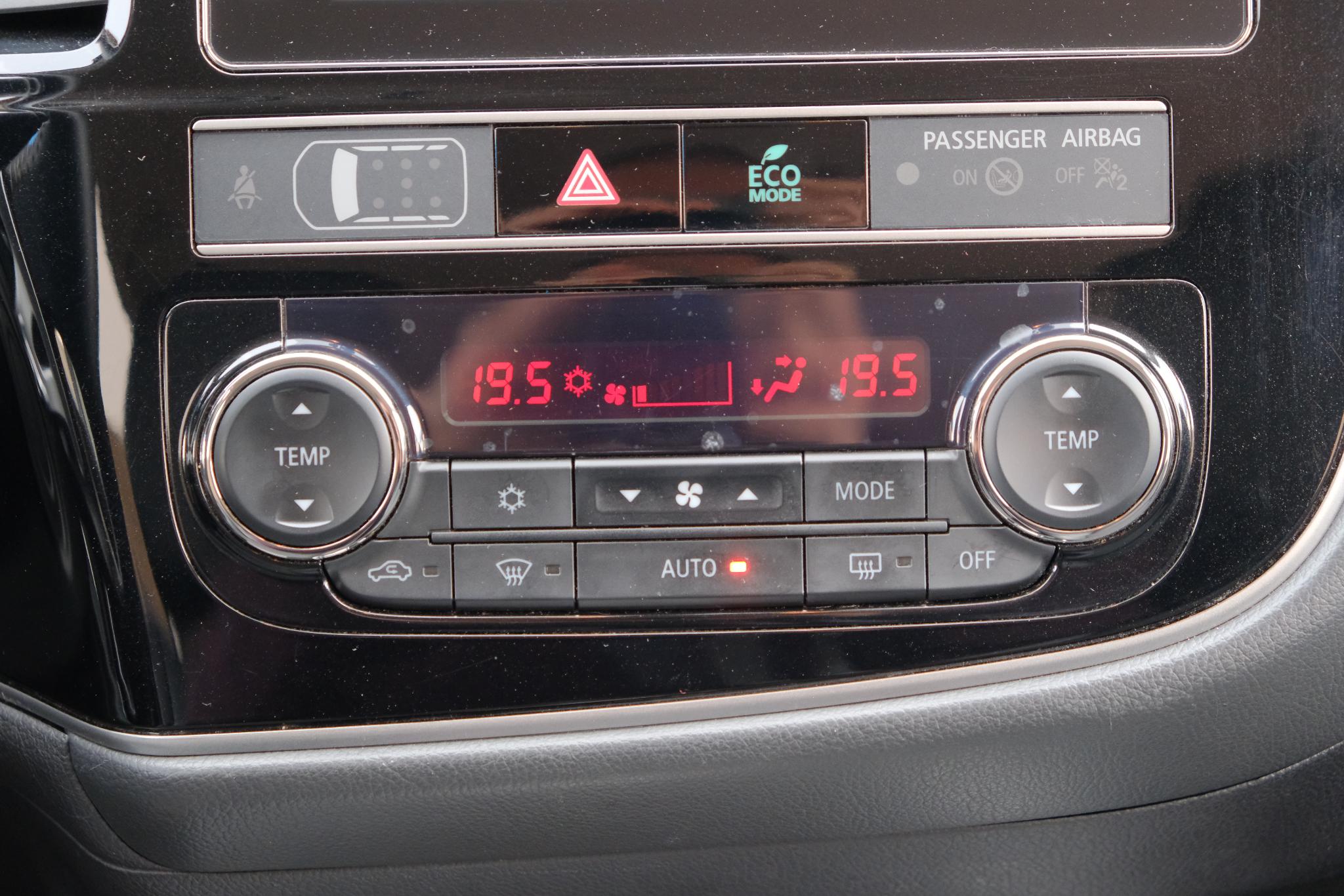 Mitsubishi Outlander 2.4 PHEV 224pk Aut. 4WD Intens | Navi | Climate | Camera | Keyless | Alcantara | Blind Spot afbeelding 13