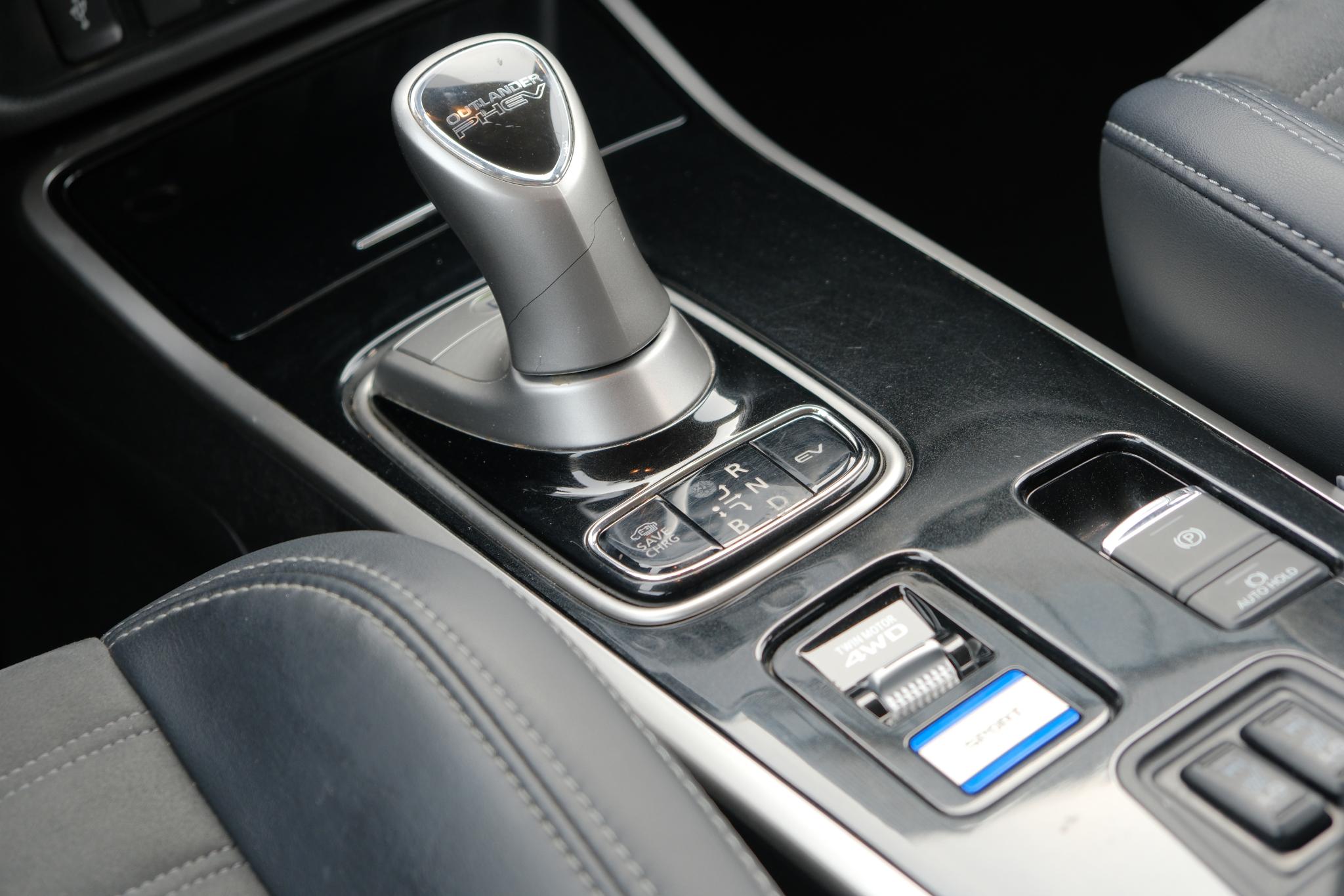 Mitsubishi Outlander 2.4 PHEV 224pk Aut. 4WD Intens | Navi | Climate | Camera | Keyless | Alcantara | Blind Spot afbeelding 14