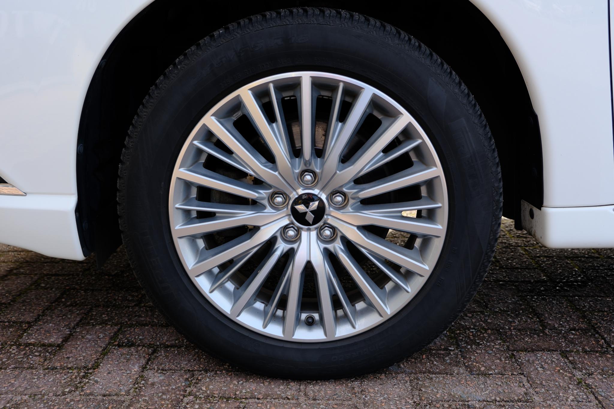 Mitsubishi Outlander 2.4 PHEV 224pk Aut. 4WD Intens | Navi | Climate | Camera | Keyless | Alcantara | Blind Spot afbeelding 23