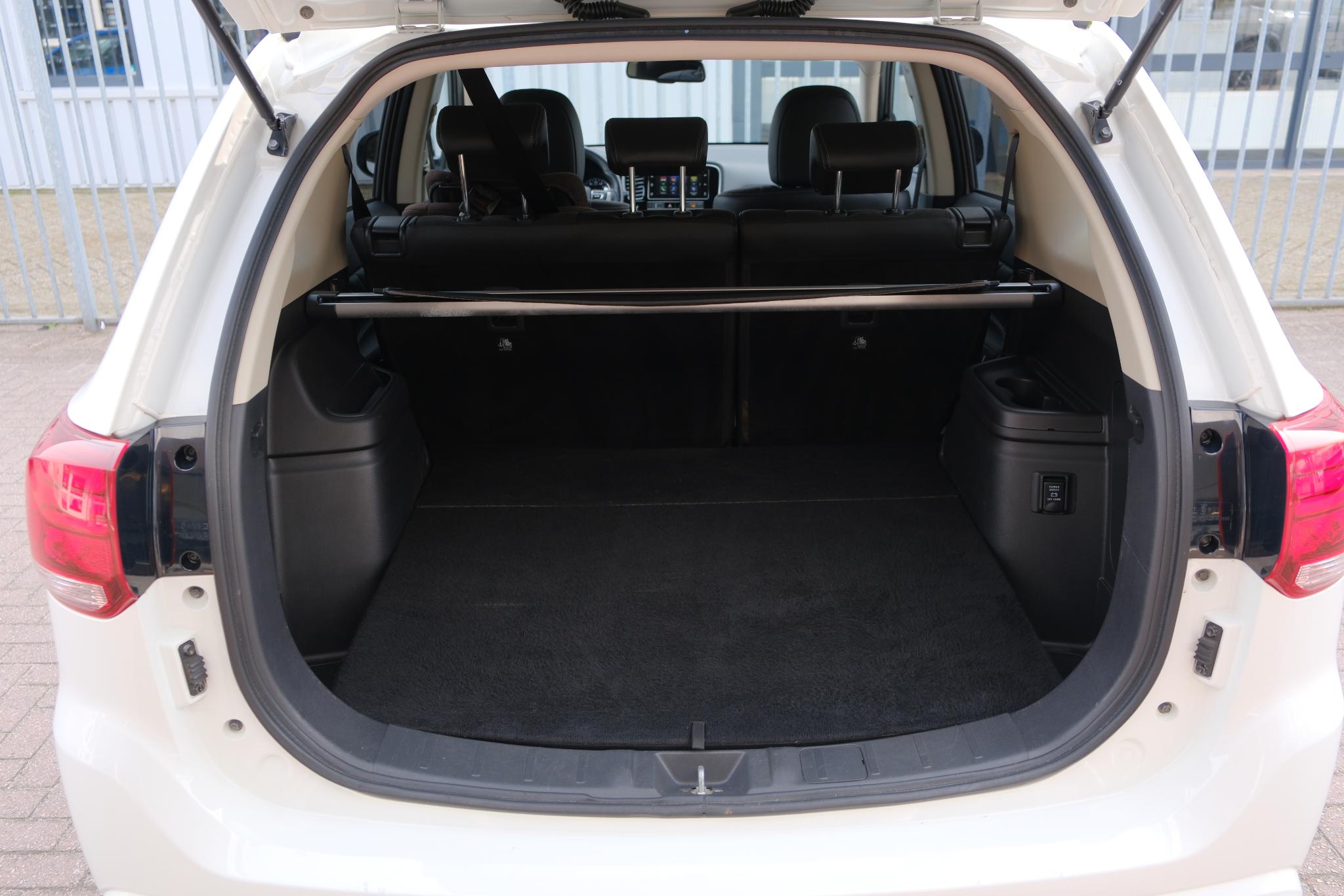 Mitsubishi Outlander 2.4 PHEV 224pk Aut. 4WD Intens | Navi | Climate | Camera | Keyless | Alcantara | Blind Spot afbeelding 24