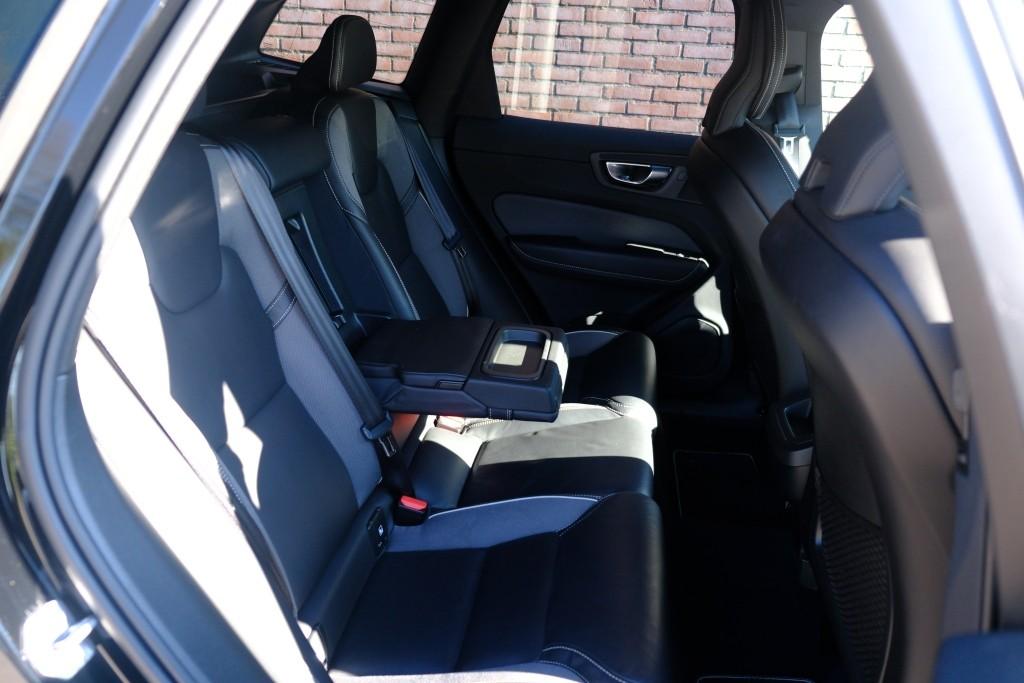 Volvo XC60 2.0 B5 250pk Aut. R-Design | Navi | App Connect | Adaptive Cruise | Camera | Stoelverwarming | Elektrische Achterklep afbeelding 3