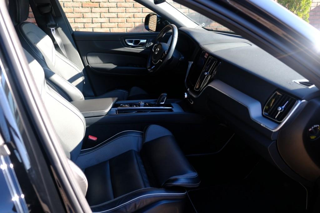 Volvo XC60 2.0 B5 250pk Aut. R-Design | Navi | App Connect | Adaptive Cruise | Camera | Stoelverwarming | Elektrische Achterklep afbeelding 4