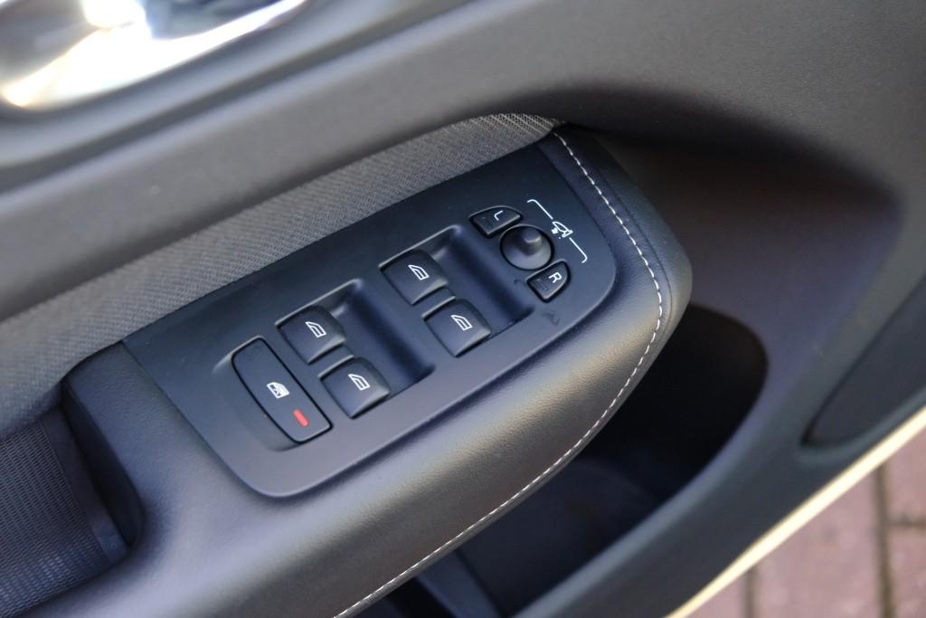 Volvo XC60 2.0 B5 250pk Aut. R-Design | Navi | App Connect | Adaptive Cruise | Camera | Stoelverwarming | Elektrische Achterklep afbeelding 23