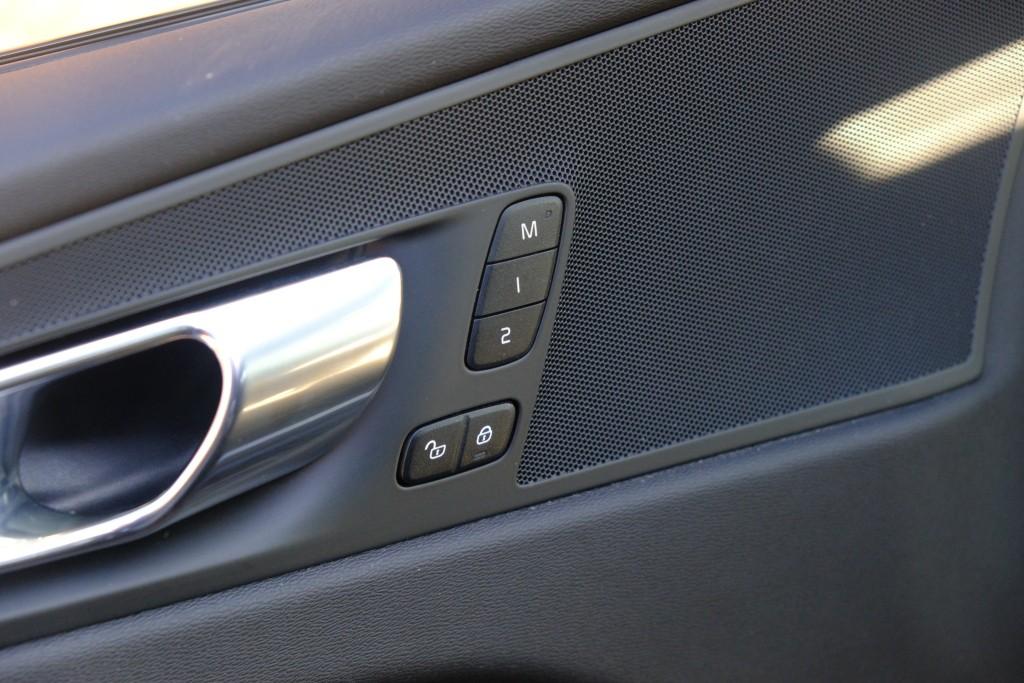 Volvo XC60 2.0 B5 250pk Aut. R-Design | Navi | App Connect | Adaptive Cruise | Camera | Stoelverwarming | Elektrische Achterklep afbeelding 25